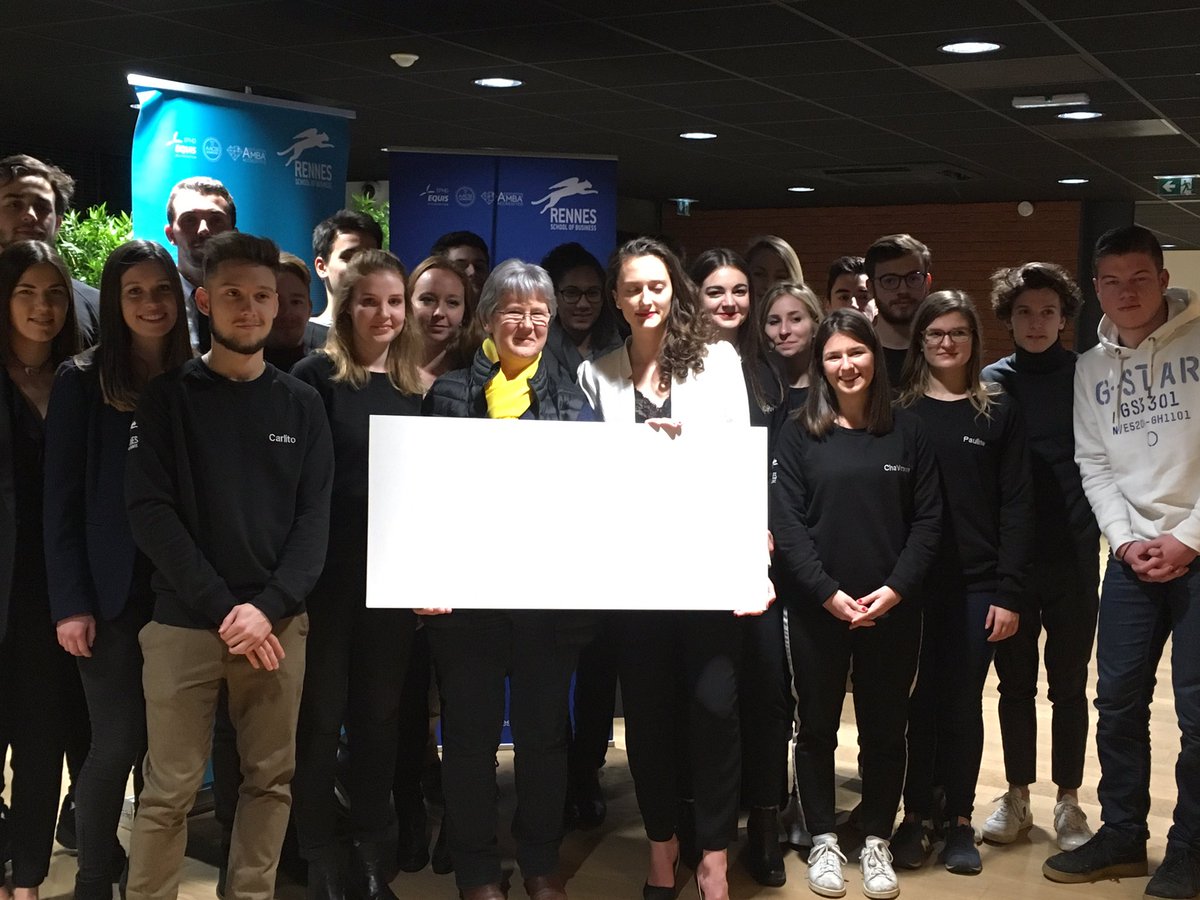 asblondel's tweet photo. Remise d'un chèque de 30413€ à l'association @Telethon_France par les 40 étudiants de l'association #fastrennes de @RennesSB. Quel espoir ! https://t.co/oSxAa4r4Hd