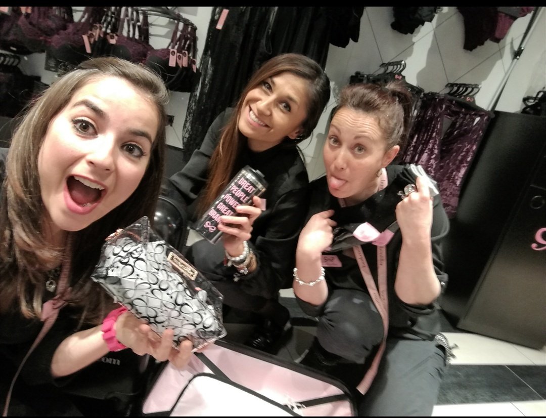 Estamos super contentas con nuesteo regalazo!!!! Muchas gracias!!! <a href="/Hunkemoller/">Hunkemöller</a> ❤️ <a href="/GilsanzEva/">Eva Gilsanz Toquero</a>