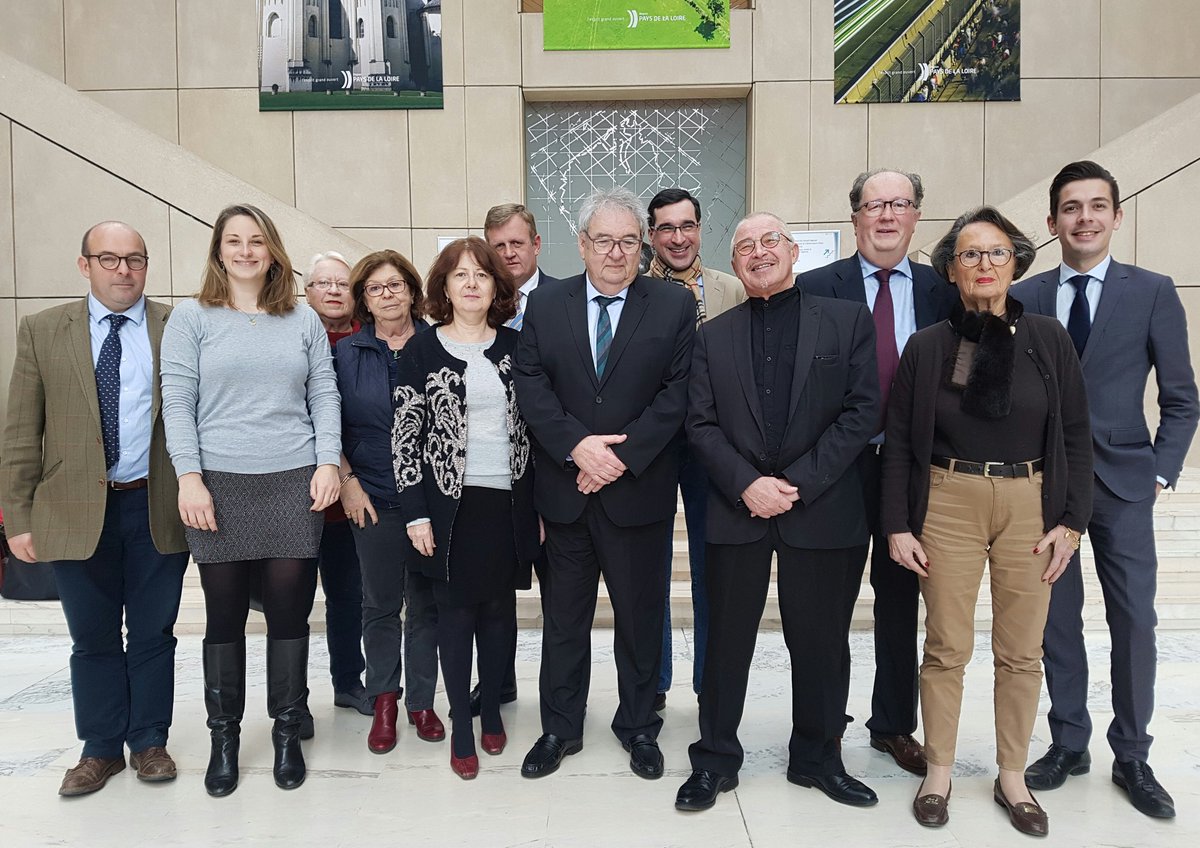 ElusRN2015CRPDL's tweet photo. Notre groupe est prêt pour la séance plénière du conseil régional ! Suivez nos interventions à partir de mercredi, 9 heures.
#FNPdL https://t.co/fLFtfVcLuc