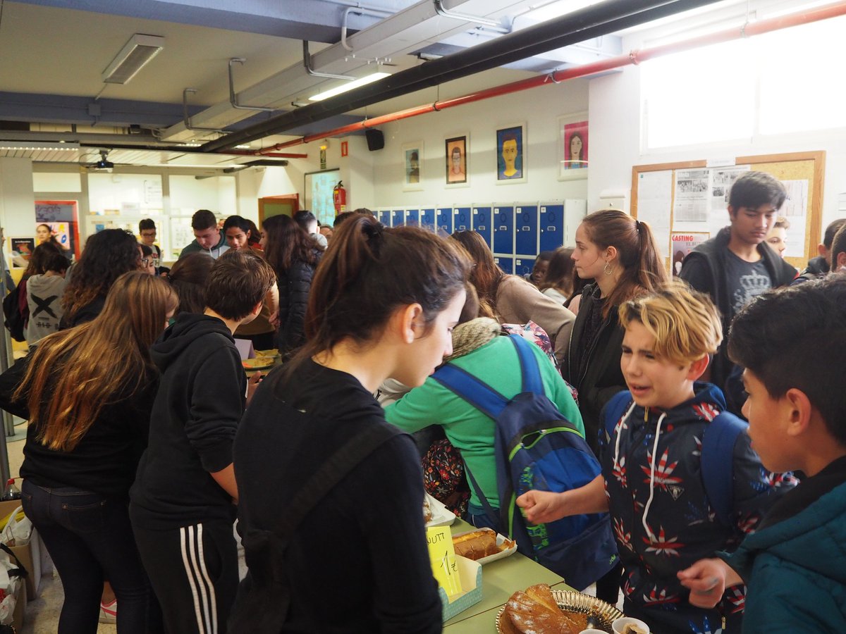 iessablancadona's tweet photo. El alumnes de 1r ens han explicat el seu projecte #blancadonapelsrefugiats, i han decorat el hall alhora que han alimentat a bona part del centre recaptant sous per a l'ajuda als refugiats. Gran Treball! #projectesBD https://t.co/hYcODowhkA