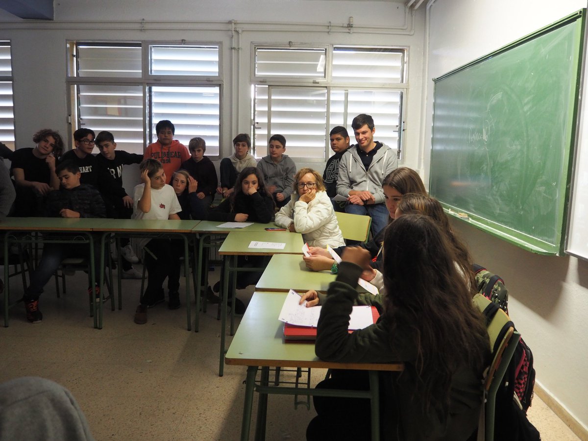 iessablancadona's tweet photo. El alumnes de 1r ens han explicat el seu projecte #blancadonapelsrefugiats, i han decorat el hall alhora que han alimentat a bona part del centre recaptant sous per a l'ajuda als refugiats. Gran Treball! #projectesBD https://t.co/hYcODowhkA