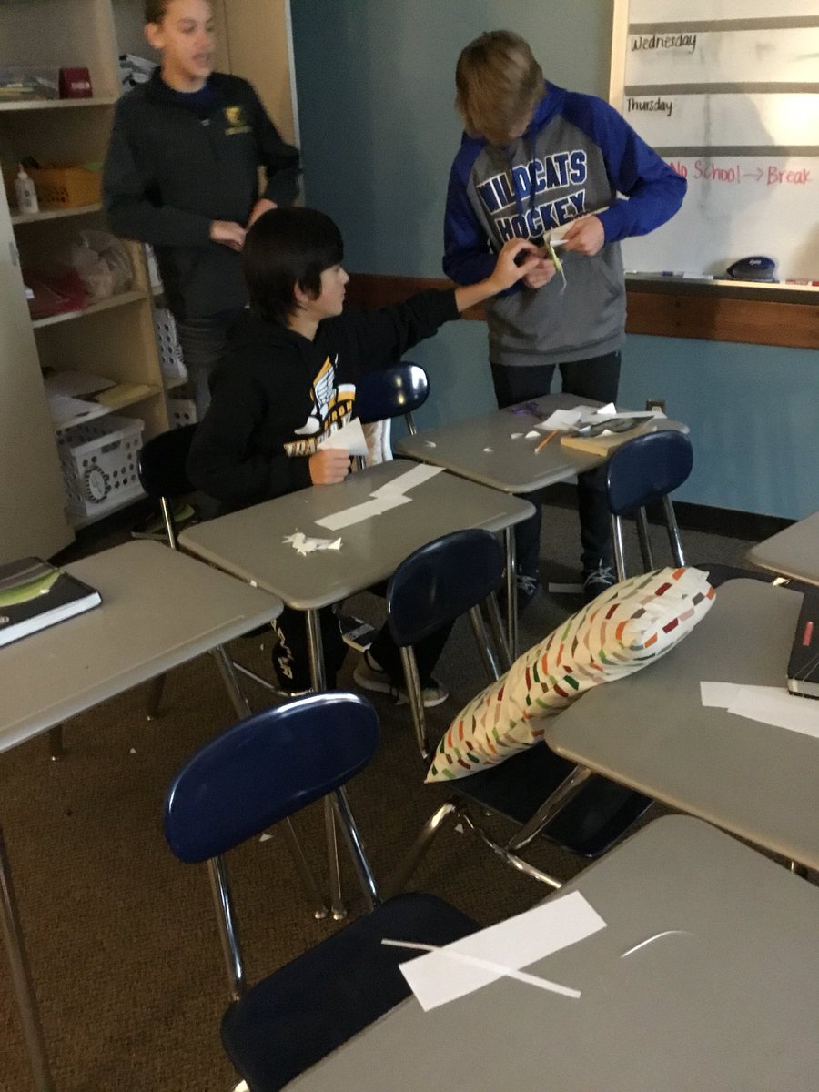 Auz_English8's tweet photo. The choice between logic puzzles or making snowflakes. #screenfree #BMSBears #gettinginthespirit #bonding https://t.co/Wp1tINNulC