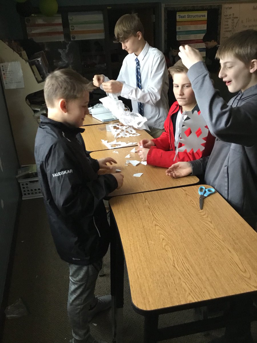 Auz_English8's tweet photo. The choice between logic puzzles or making snowflakes. #screenfree #BMSBears #gettinginthespirit #bonding https://t.co/Wp1tINNulC