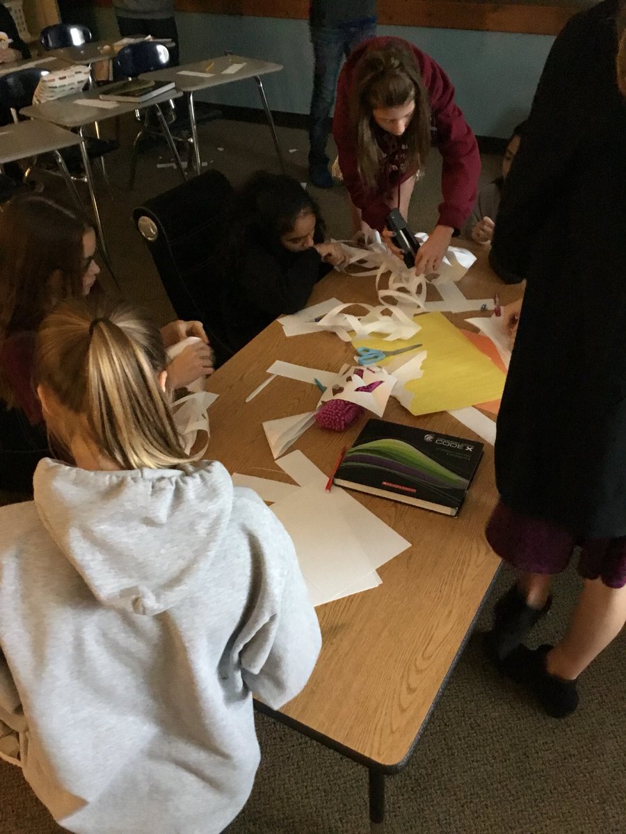 Auz_English8's tweet photo. The choice between logic puzzles or making snowflakes. #screenfree #BMSBears #gettinginthespirit #bonding https://t.co/Wp1tINNulC