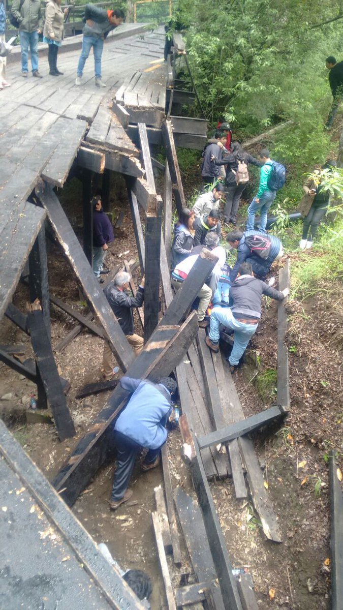 MeteoPangui's tweet photo. 15/12/2017 
ÚLTIMOS MINUTOS!! - ESTA TARDE: PERSONAS CAYERON DESDE PASO PEATONAL EN #NELTUME 

Según lo informado, indican que 6 personas resultaron lesionadas en la caída de parte de una pasarela peatonal al interior de la reserva biológica Huilo-Huilo, en Neltume https://t.co/mZnSDtmk3p