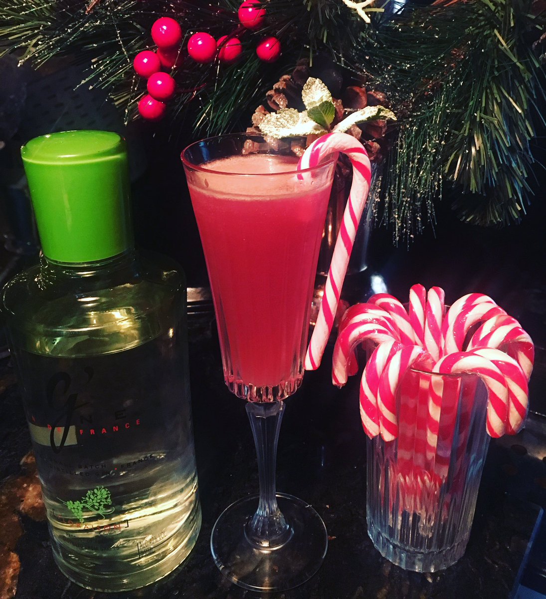 🎄 Candy Cane Cocktail 🎄G Vine gin (made with grapes) with cranberry, lime, raspberry &amp; apple, garnished with 1 of the main food groups (candy cane) 🇫🇷🎄