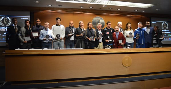 PadelSpain's tweet photo. Grandes personalidades y ganadores en los PadelSpain World Padel Awards https://t.co/e99RV9GuKH #PWPA2017 #pádel #noticias #deportes https://t.co/0czeVkCmpV