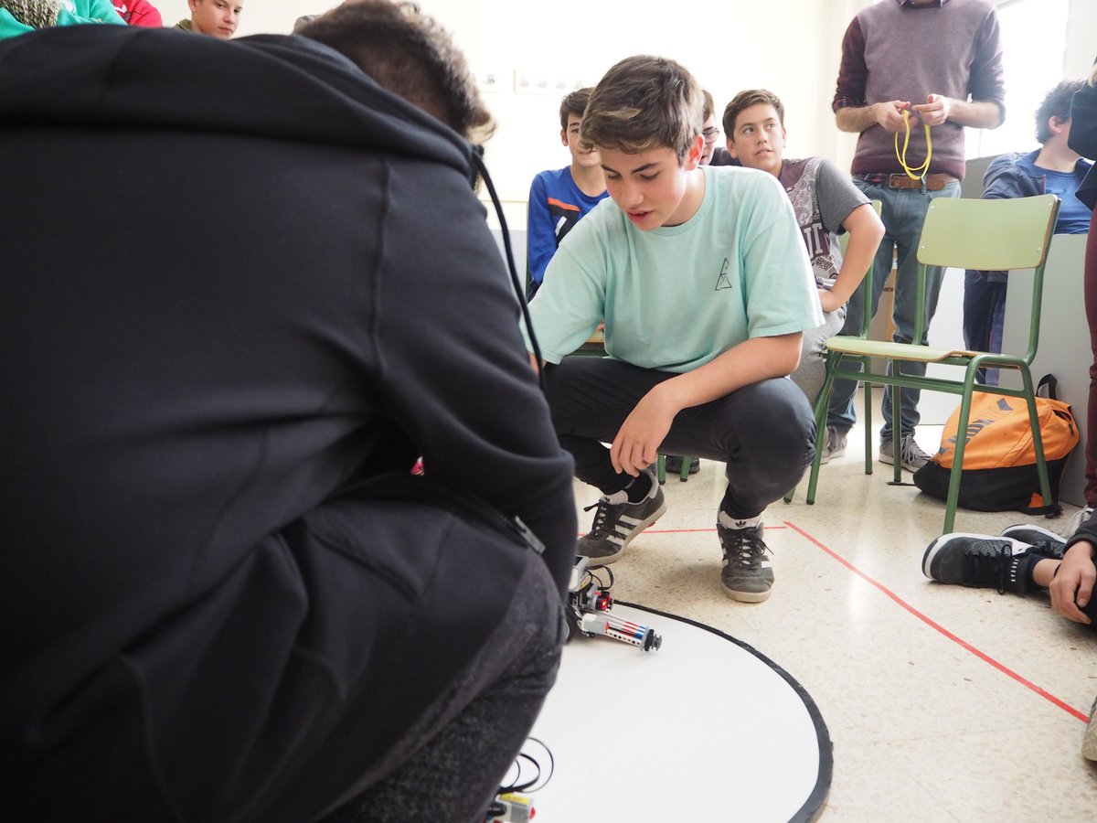 iessablancadona's tweet photo. Mentrestant a l'aula d'informàtica el #projectesBD de robòtica feia una exhibició de robots lluitadors de sumo. Els combats han estat molt disputats i tots els equips han fet una gran feina de programació i disseny dels robots. Enhorabona equips! #robotica https://t.co/OpHaQDjsLO