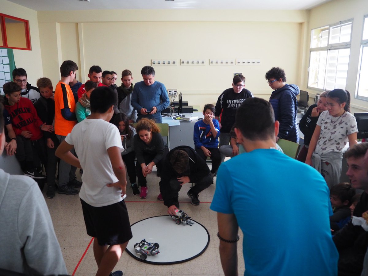 iessablancadona's tweet photo. Mentrestant a l'aula d'informàtica el #projectesBD de robòtica feia una exhibició de robots lluitadors de sumo. Els combats han estat molt disputats i tots els equips han fet una gran feina de programació i disseny dels robots. Enhorabona equips! #robotica https://t.co/OpHaQDjsLO
