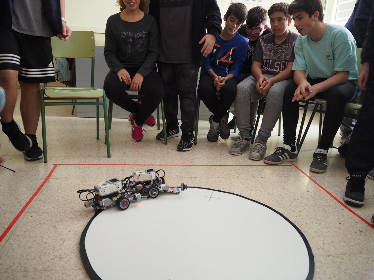 iessablancadona's tweet photo. Mentrestant a l'aula d'informàtica el #projectesBD de robòtica feia una exhibició de robots lluitadors de sumo. Els combats han estat molt disputats i tots els equips han fet una gran feina de programació i disseny dels robots. Enhorabona equips! #robotica https://t.co/OpHaQDjsLO