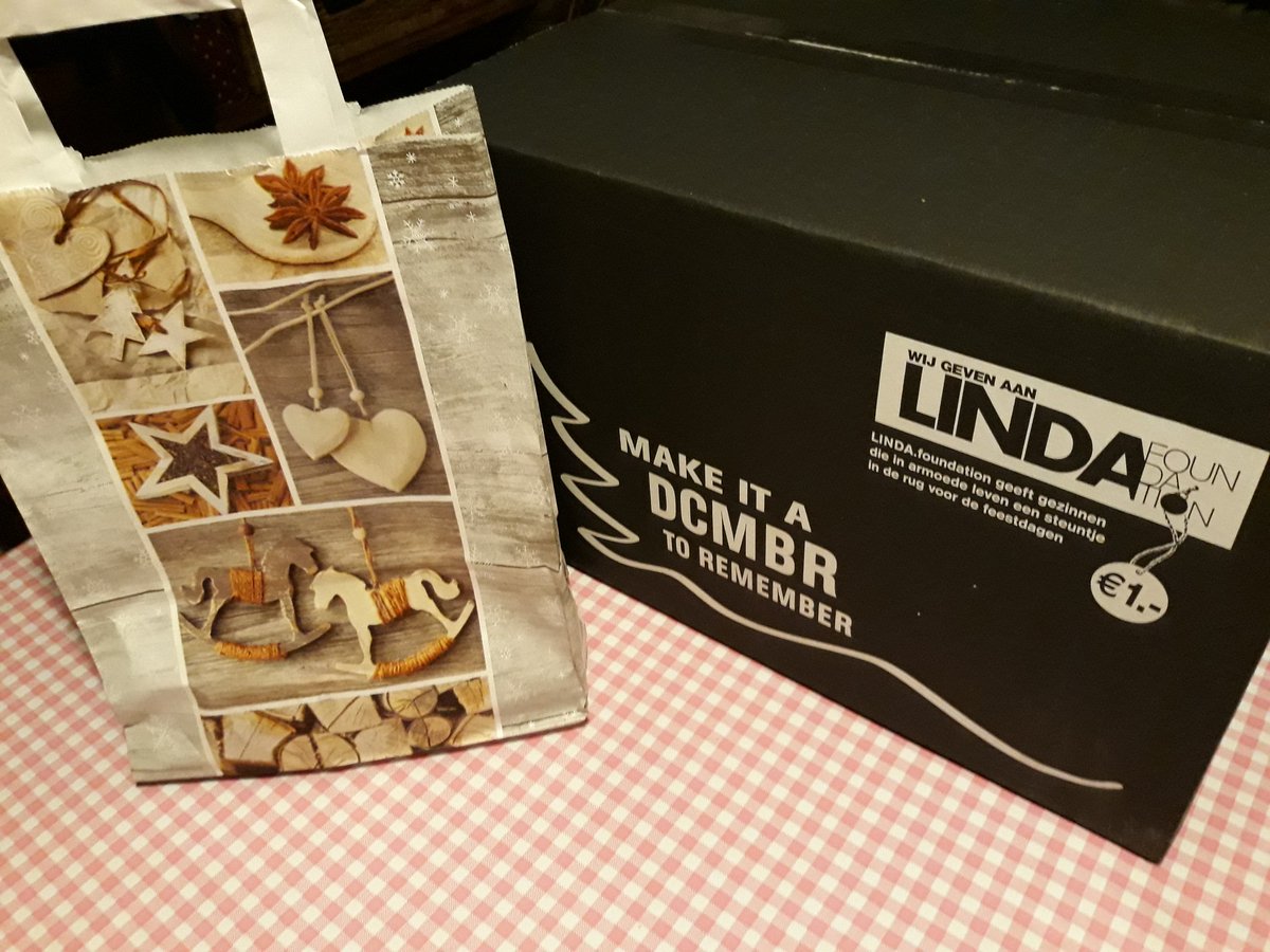Envy_Fisher's tweet photo. The company I work for gave me a Christmas box 😄 Get ready for a #badunboxing with horrible pictures and bad lighting in true Envy style! https://t.co/fhLqta171z