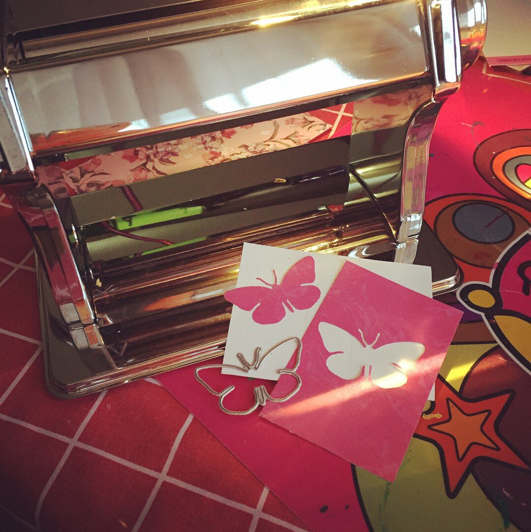emmanucrea's tweet photo. Quand tu n’as pas de #bigshot et bien tu fais avec les moyens du bord 😂😜👍🏻💡 
#emmanucrea #diy #savoirfaire #scrapbooking #decoupe #dies https://t.co/BKrd7wVfhe