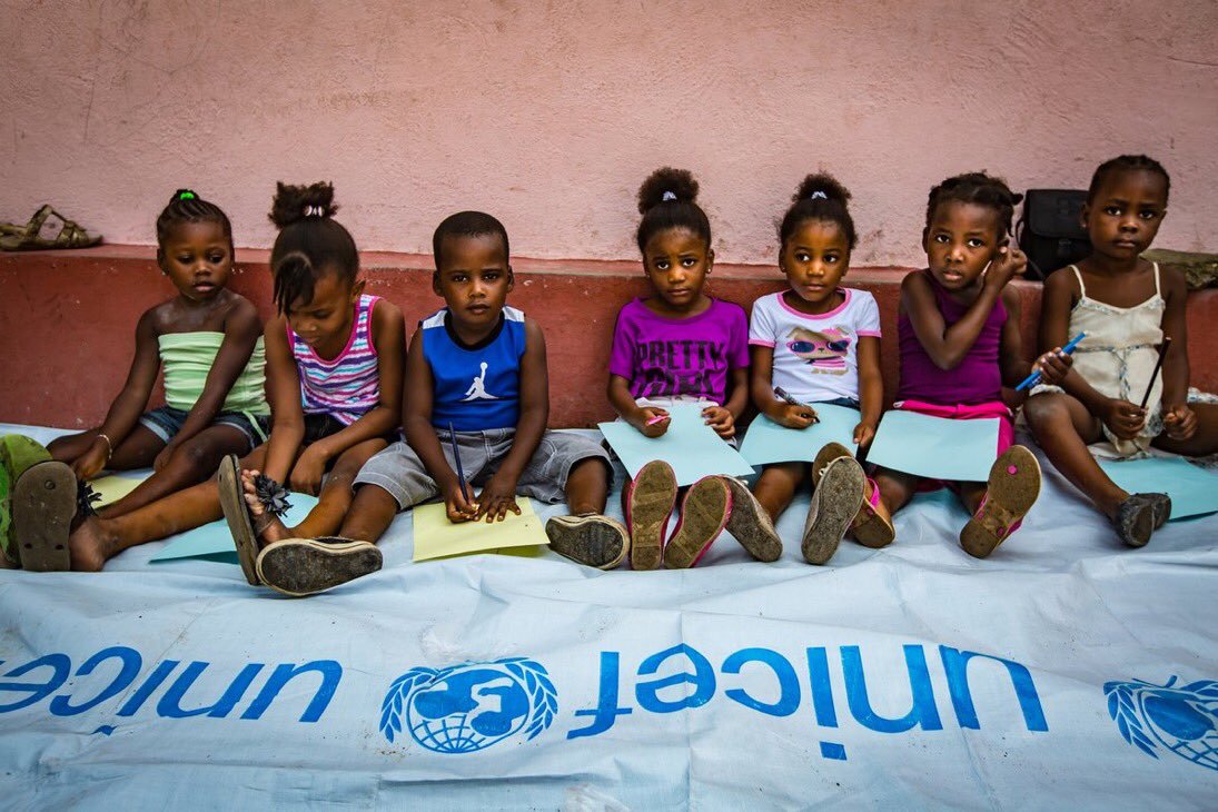 UNICEFHaiti's tweet photo. Grâce à nos actions, 4 200 enfants ont repris l'école après le passage de l’ouragan Matthew.
#Revue2017 #UNICEF #Haïti https://t.co/VN5ZF5dlmB
