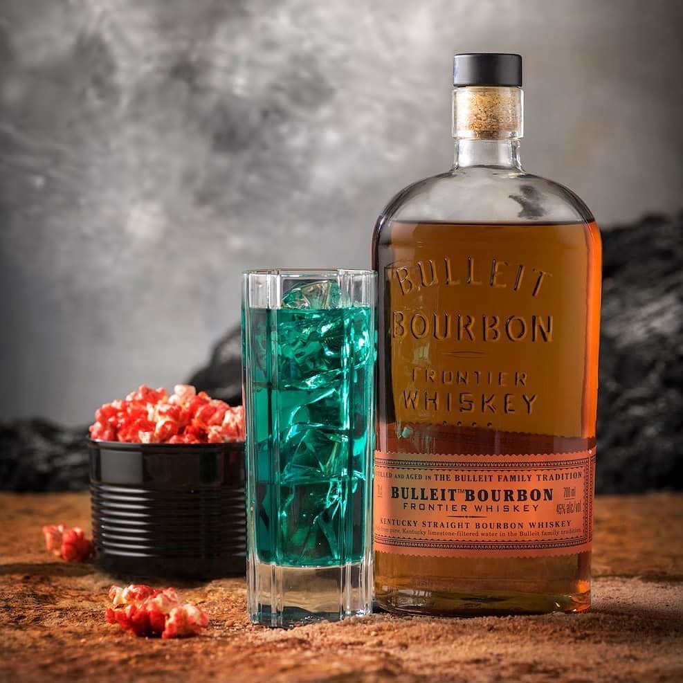 Hoy estrenan la nueva peli de #starwars y @angel_arrunada ha creado este cóctel con <a href="/bulleitwhiskey/">Brian</a> para celebrarlo. "Sable"

6 cl de Bulleit Bourbon infusionado en palomitas.
1 cl de sirope de pandán.
1 cl de amaro Montenegro.
2 gotas de nuez moscada.
1… ift.tt/2ASoczw