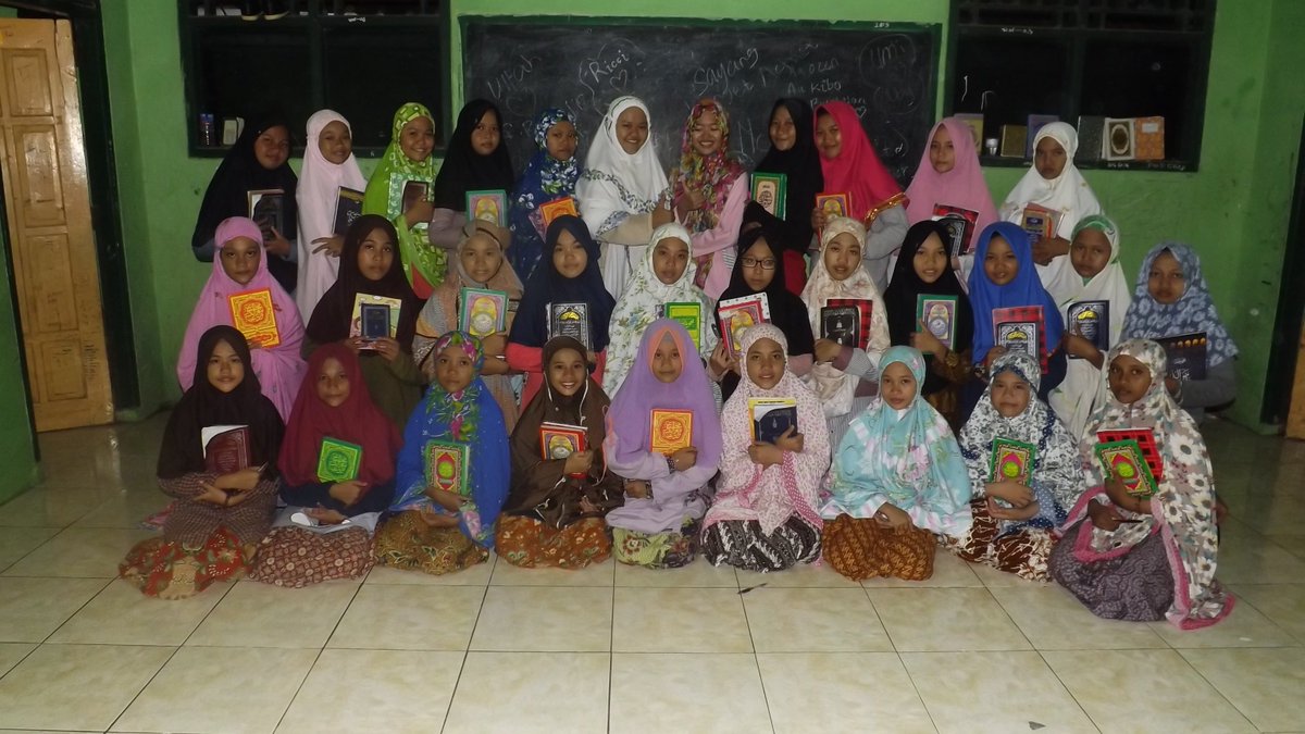 heraee27's tweet photo. Santri Putri Kelas1 Jurumiyah, Pon-Pes Minhajut Thalibin Subang 
#PenutupanPengajian #Liburan https://t.co/qiRjO0Eu0k