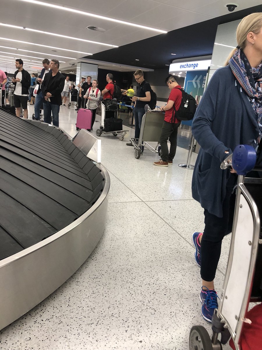 Mich30W's tweet image. Who are the muppets that designed #sydneyinternationalairport where there is no room at each end of carousel?