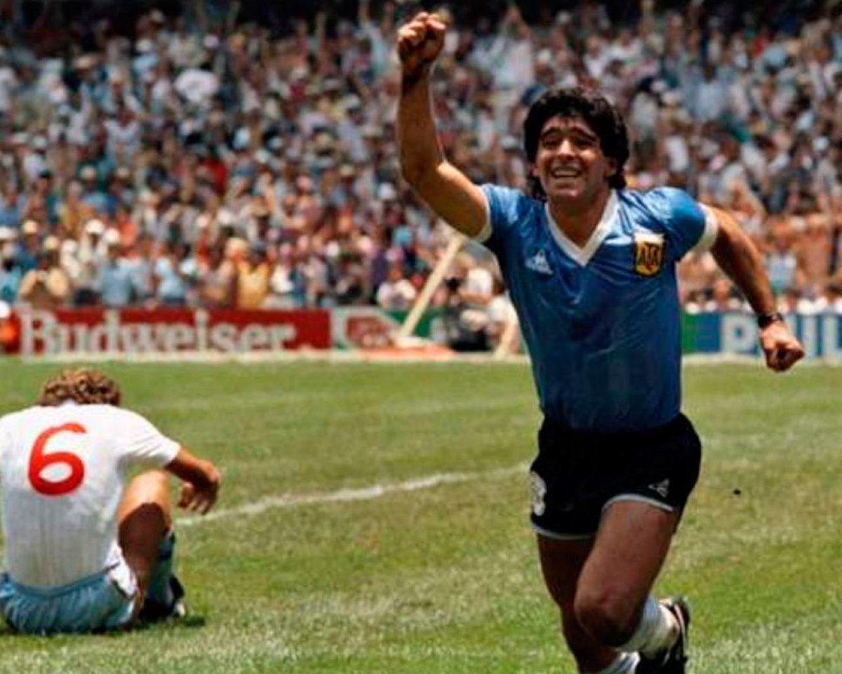PatrizioMX's tweet photo. Mexicanos y napolitanos vivimos a un maravilloso futbolista en los años 80. #ForzaNapoli #Maradona https://t.co/QUOGevgfVI