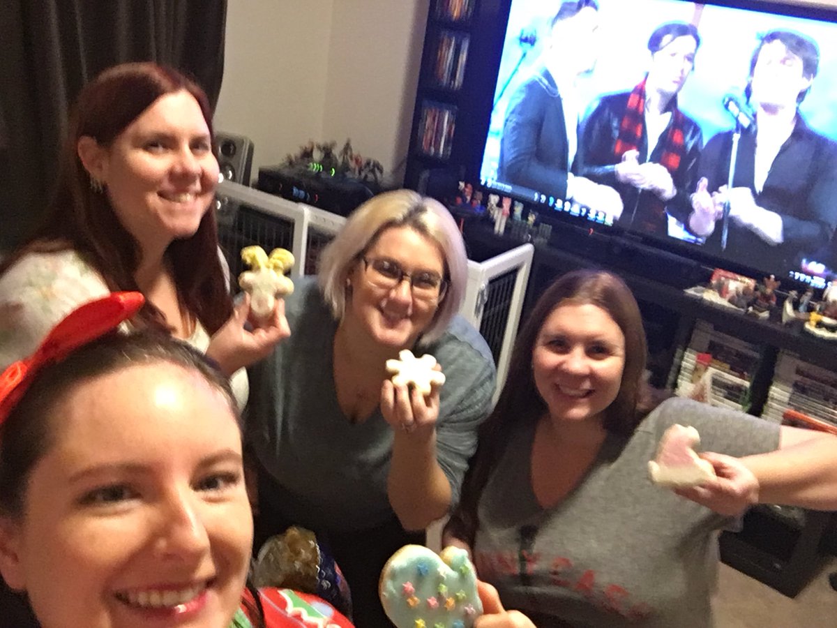 ErinWoodgate's tweet photo. #HANSONChristmasLive #FinallyItsChristmas hello from London, Canada! What’s your favorite Christmas cookie? https://t.co/glIjjRgBVl