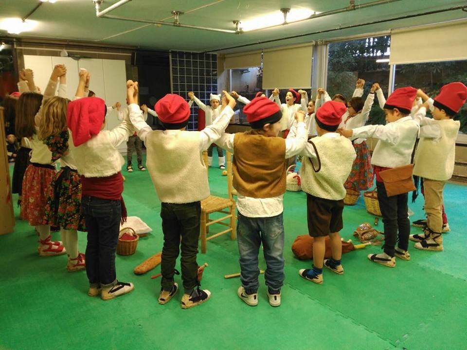 thaubarcelona's tweet photo. Les figures del pessebre dels Suricates.
#2nprimària #tempsdadvent
#thaubcn https://t.co/vpqMuc1X5q