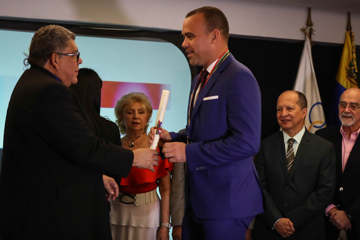 SeleVinotinto's tweet photo. La tarde de este viernes el seleccionador nacional Rafael Dudamel recibió el reconocimiento de "Entrenador del Año" por parte del Círculo de Periodistas Deportivos. También fue galardonada la @VinotintoSub20 como "Selección del Año". #Vinotinto https://t.co/73MmHampfr