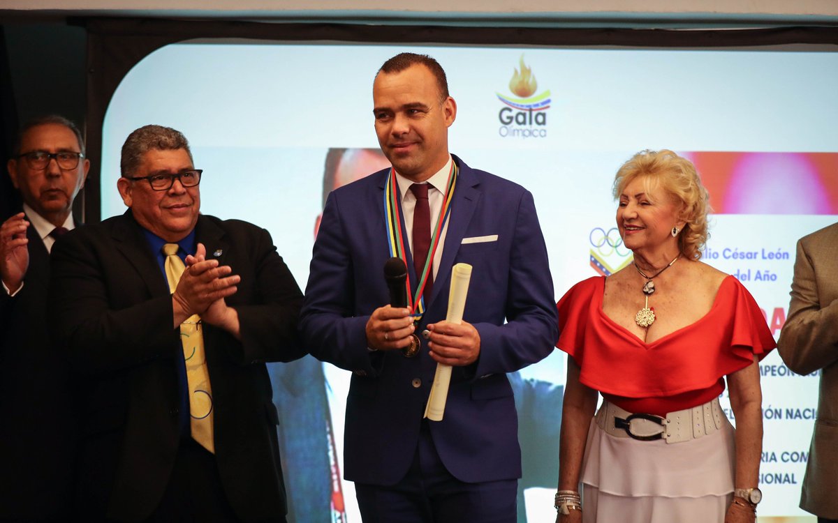 SeleVinotinto's tweet photo. La tarde de este viernes el seleccionador nacional Rafael Dudamel recibió el reconocimiento de "Entrenador del Año" por parte del Círculo de Periodistas Deportivos. También fue galardonada la @VinotintoSub20 como "Selección del Año". #Vinotinto https://t.co/73MmHampfr