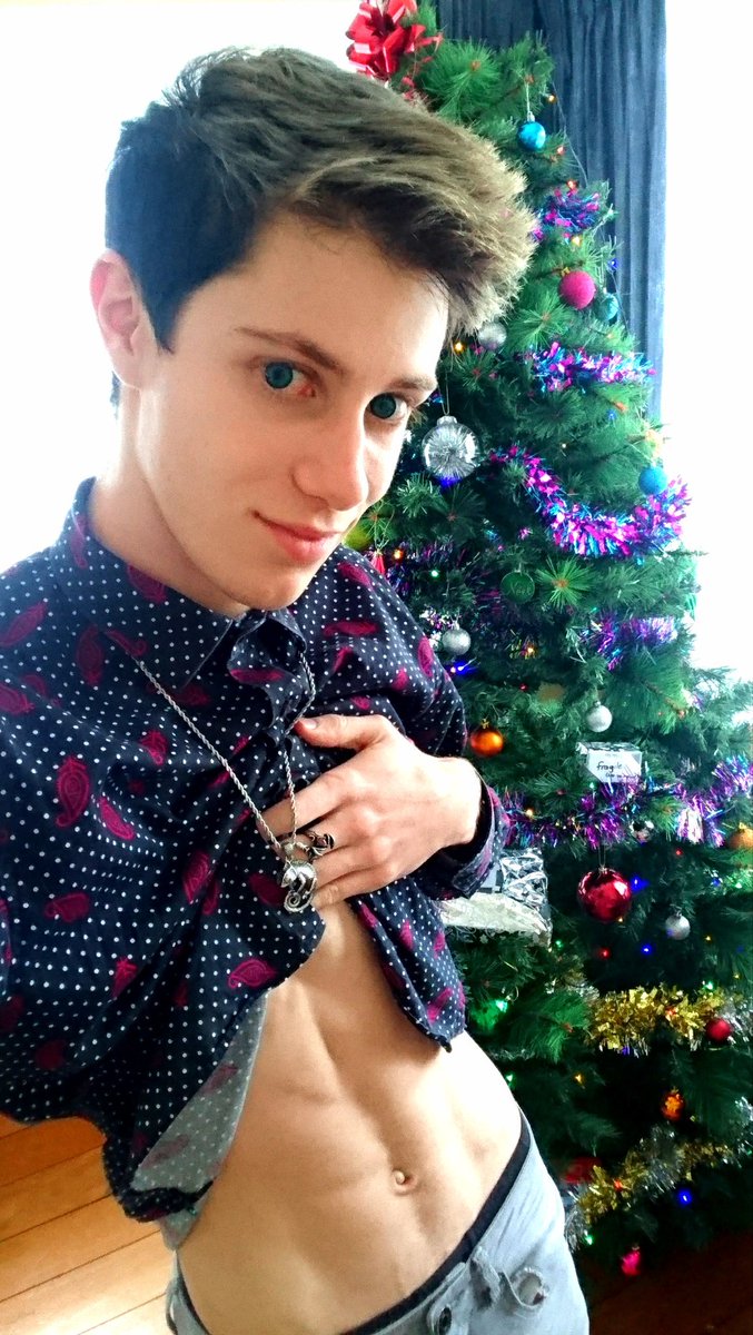 Ryan_Chameleon's tweet image. Anyone keen to see me back online for Christmas? 😘😘