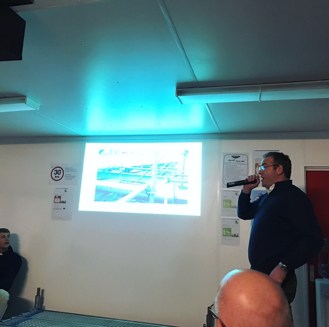 Operationeel directeur Jeroen aan het woord tijdens de celebration of the ETT 4 project. #100.000construction #workinghours #whitoutLTI