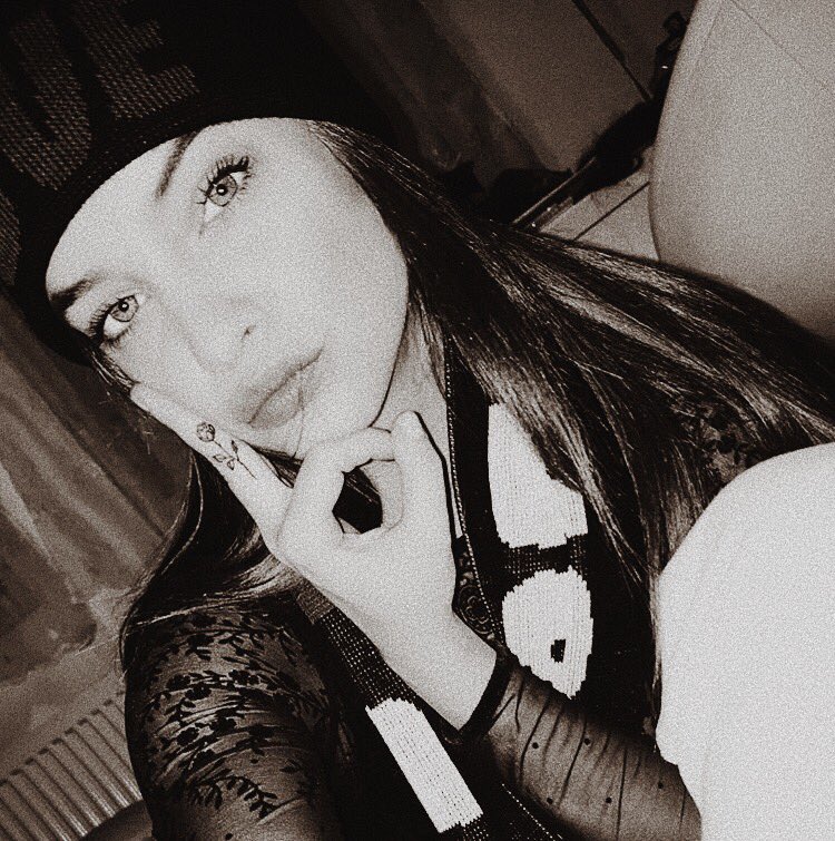 ❛ L’ amour est une rose.
  Chaque pétale une illusion.
  Chaque épine une réalité.❜🌹