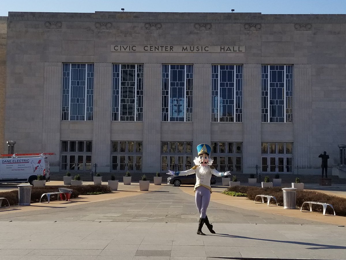 okcballet's tweet image. Nutcracker in the house! Tix available at okcballet.org or by coming to the Civic Center lobby box office. Curtain goes up at 7:00 pm! Student Rush tickets are avail 45 min prior to show w/ valid student ID, limit 1 student ticket per student ID. #okcballet #nutcracker