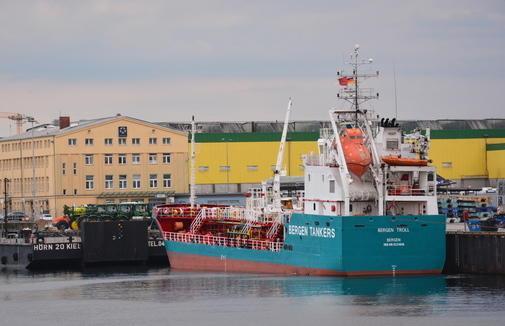 #Tanker rammt Ponton im Hafen in #Kiel. ebx.sh/2ARcLs6 https://t.co/HtYN5NNQJh