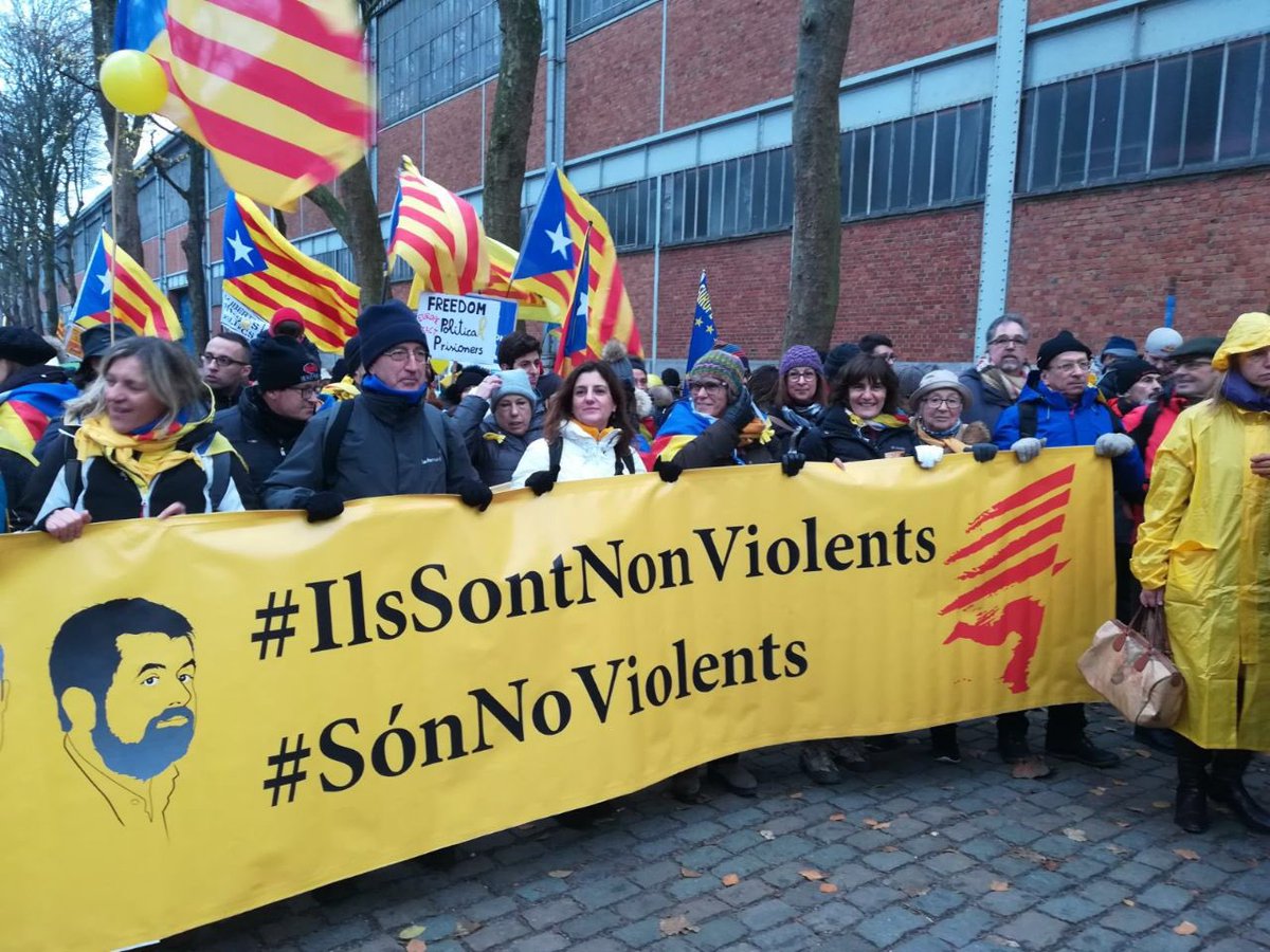 Marxa76's tweet photo. Rendir-se davant la violència dels atacants és una resposta inacceptable pels no-violents. Espanya ens vol submissos i NO! #SónNoViolents https://t.co/kbH7w9vnob