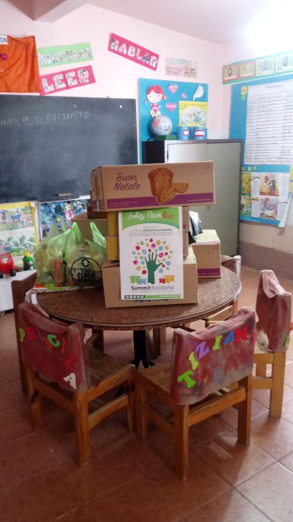 SummitAgroAr's tweet photo. Papá Noel se adelantó y visitó a los que se portaron mejor. Estuvo en la Escuela Rural Cornelio Saavedra de La Rinconada y en la Escuela Primera Junta de San Antonio, Córdoba. Summit Agro y @hectorabertone les agradecen a todos los colaboradores. #SummitSolidaria https://t.co/d9Y0Ogl6LL