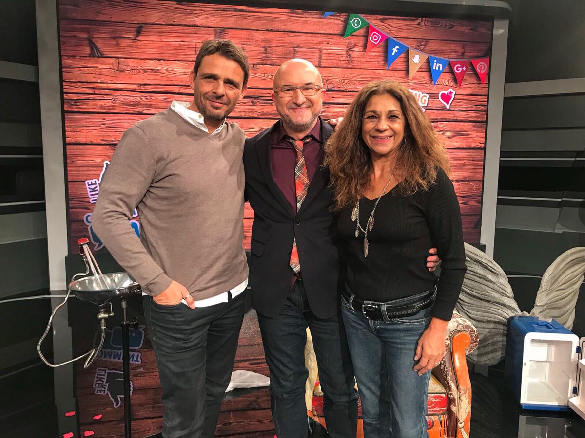 Teatre_Goya's tweet photo. Ep! Ara mateix els nostres protagonistes de #PrefieroQueSeamosAmigos, @sarandonga55 i @LuisMottola, al #ProgramaInesperat de @Sergimas a @la2_tve. 📺 @pi_tve #pi12 @tve_catalunya https://t.co/PiR16s8YSn