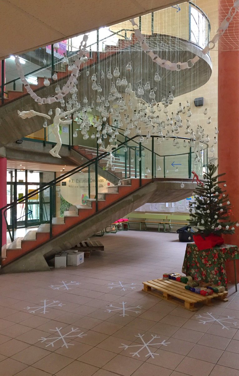 REVERsalinas's tweet photo. Nuestra lluvia se transformó en copos de nieve. De esta manera el Proyecto REVER del IES Las Salinas quiere felicitarte la Navidad. 🍾🥂Brindemos por un año creativo y lleno de sueños. #navidadcyl @cfievalladolid @educacyl @CFPIdiomas @fundacionTef @#yosoyrever ❄️❄️❄️ https://t.co/7sauPjzVmN
