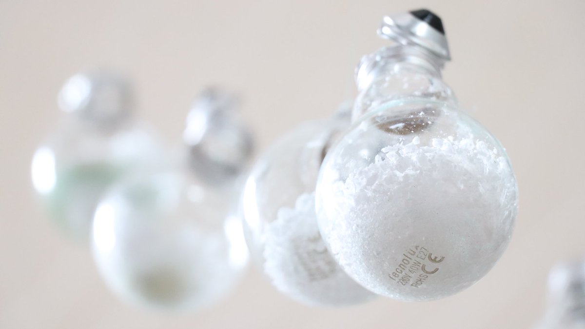 REVERsalinas's tweet photo. Nuestra lluvia se transformó en copos de nieve. De esta manera el Proyecto REVER del IES Las Salinas quiere felicitarte la Navidad. 🍾🥂Brindemos por un año creativo y lleno de sueños. #navidadcyl @cfievalladolid @educacyl @CFPIdiomas @fundacionTef @#yosoyrever ❄️❄️❄️ https://t.co/7sauPjzVmN