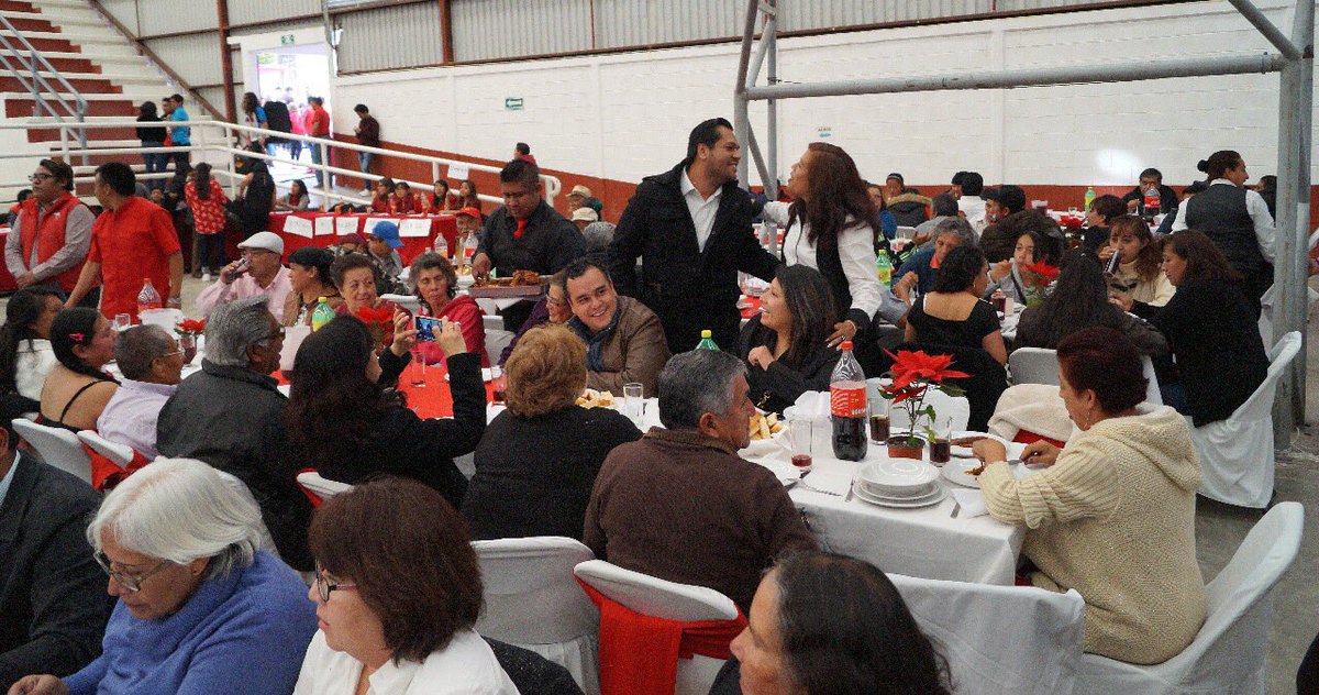 Fer_MercadoG's tweet photo. Gracias a mis amigas de Desareollo Social, por invitarnos a comer a su mesa en el festejo de fin de año. https://t.co/zU51oLpjBO