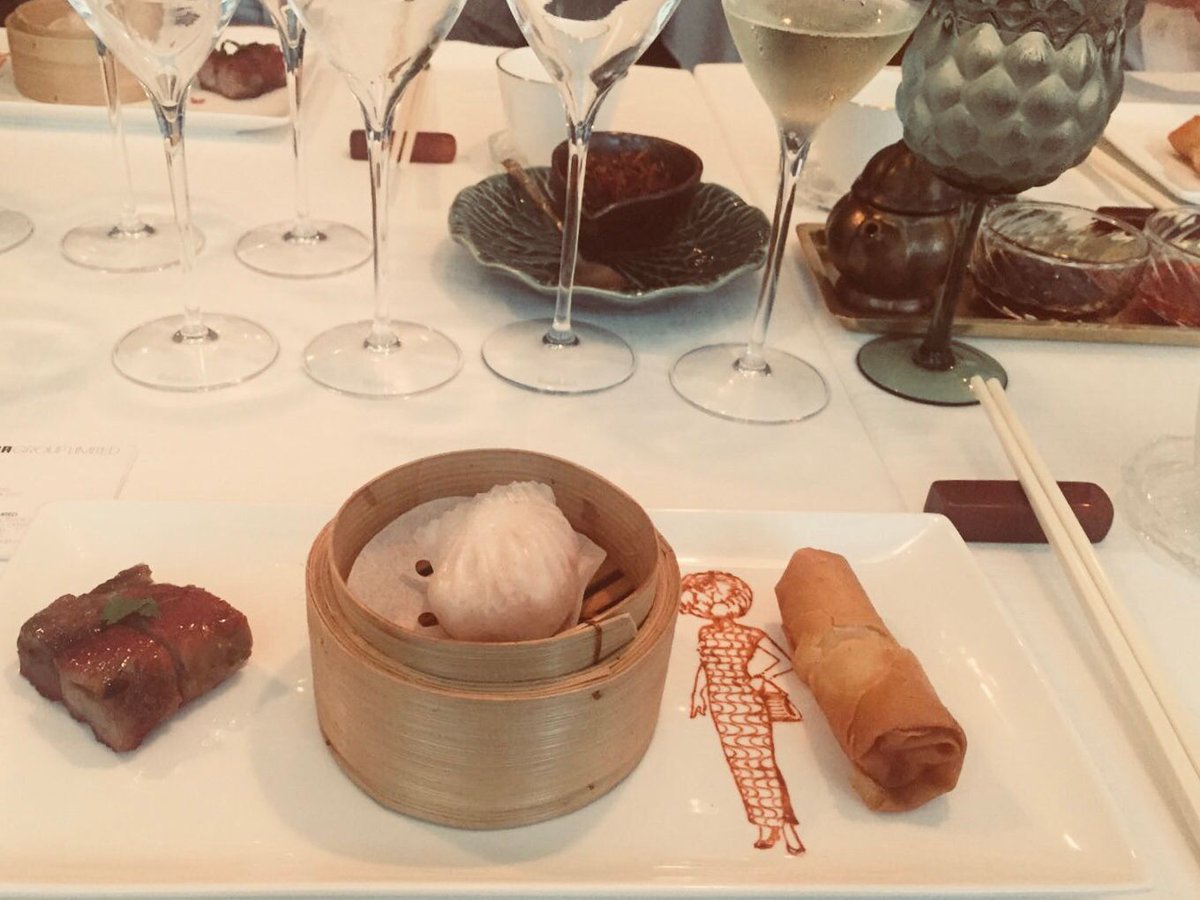 MaisonRuinart's tweet photo. Cantonese lunch paired with Ruinart champagne at wonderful Duddell’s in Hong Kong (P.S. How pretty is their porcelain?! 😍) #Duddells #HongKong #CantoneseCuisine (CF) https://t.co/GyZ5vMSLwo