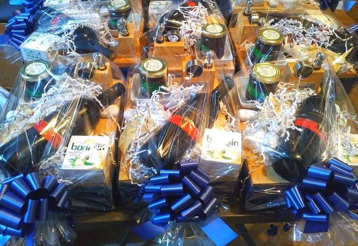 MetalogicsTO's tweet photo. Wrapped & ready! A big Thanks!! to our friends at @MajesticWineInc for their help with our #HolidayGift this year.
#Metalogics #ScrapMetal #CashForScrap #MoneyForMetal #MajesticWine #MajesticWineCellars #Wine #Gift #Holidays #CustomerAppreciation #EtobicokeBusiness #HappyHolidays https://t.co/VobYG01ZR9