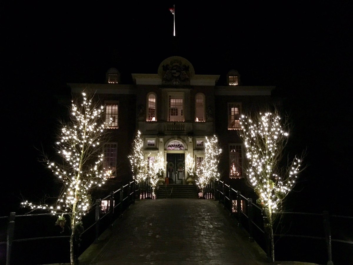 Eindelijk droog en volop genieten van licht en bloemenpracht tijdens #kerstmarkt en openstelling op Middachten. Nog tot zondag te bewonderen.