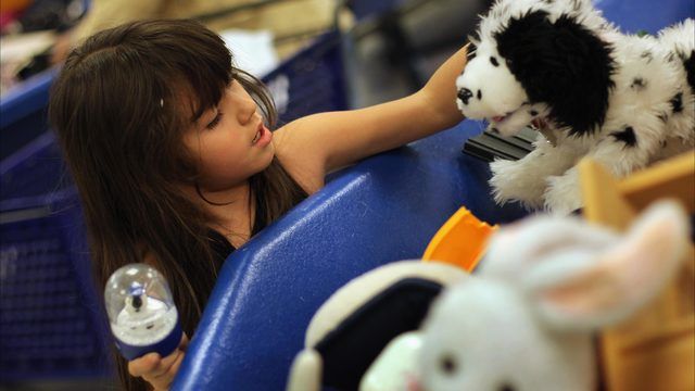 KarmaCache's tweet image. Anonymous donor buys every toy at Goodwill, gives them to children buff.ly/2BAVrYd