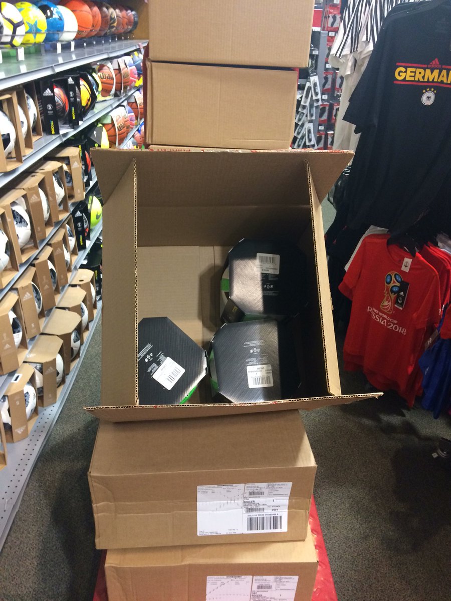 Haydenwayden's tweet photo. @adidas why do you or your third party waste so much boxes by only packing 3 per box https://t.co/LfmMKmvDOn