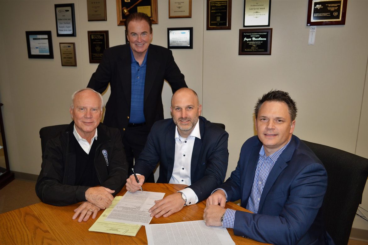 pointsauto's tweet photo. With over 200 retail locations in 15 Western states, Point S Tire & Auto Service USA adds access to four states by signing distribution partnership with Nussbaum Distributing, Inc. in Memphis, Tennessee. Learn more:
https://t.co/JHq47Qls7s #PointSTire #PointSAuto #PointSUSA https://t.co/25C4tw1eoM
