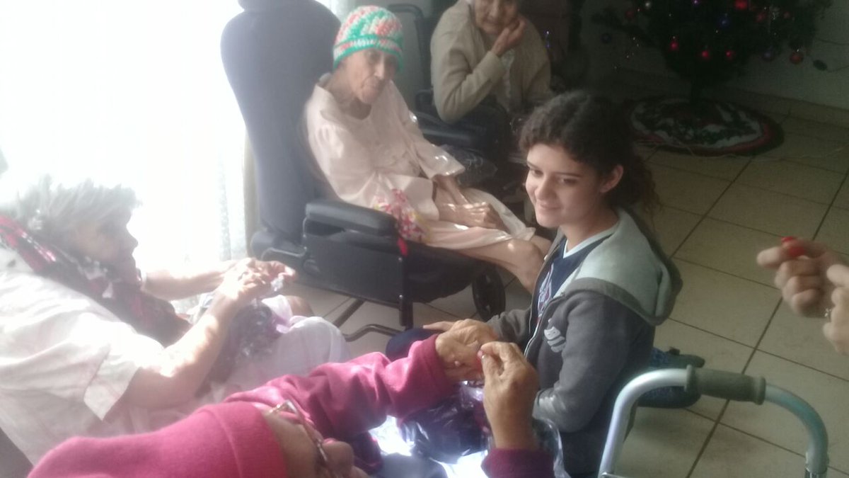 prepakino's tweet photo. Entrega de bufandas asilos. Actividad del club de ecología #Bufandaton #SoyPrepaKino Gracias a todos los alumnos que apoyaron con esta noble causa https://t.co/Jo5LzGGmS0