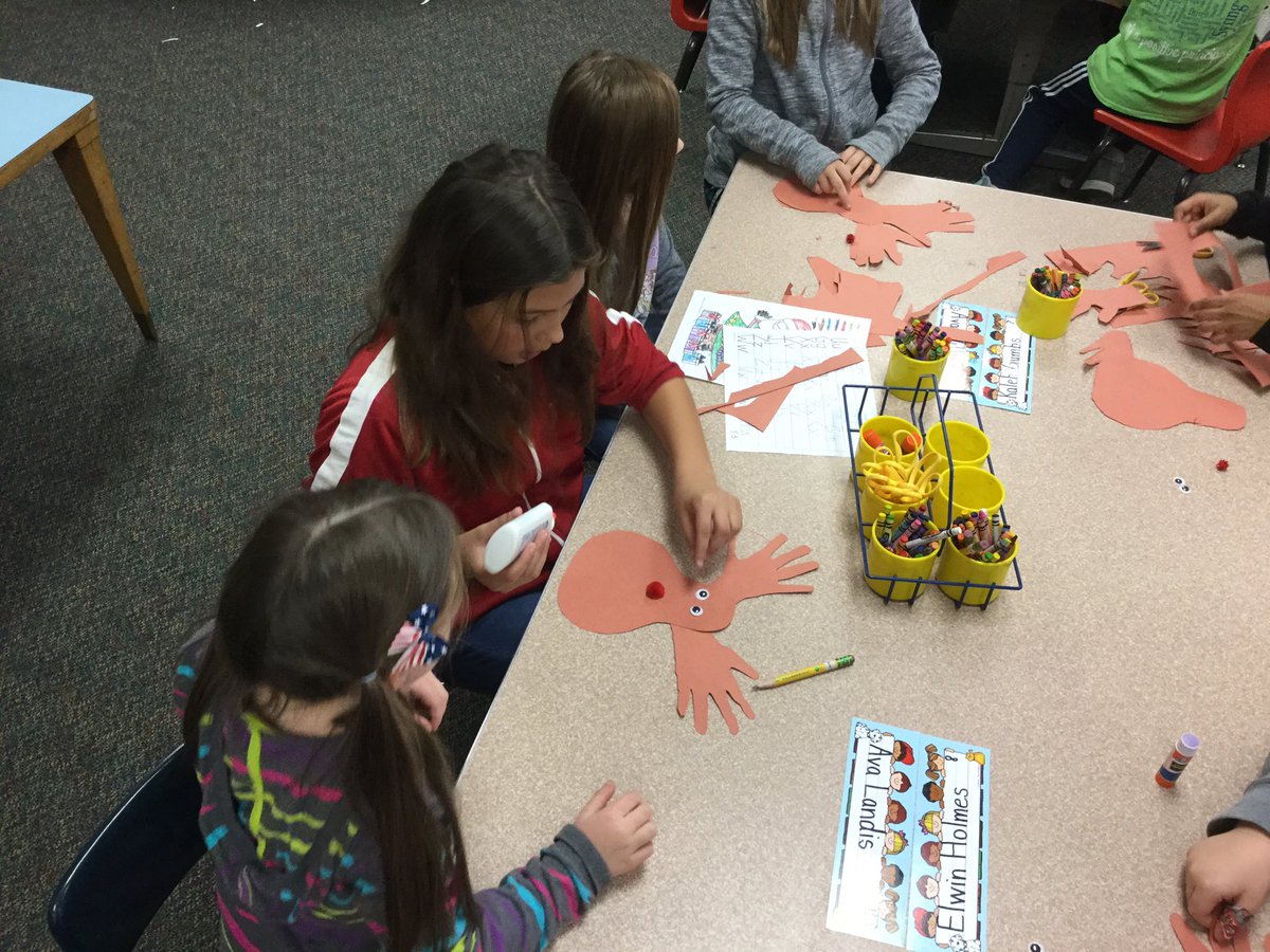 dlatva's tweet photo. Making a reindeer project with our  4th grade buddies. @SyringDragons @swartz_creek @TheBrambleBuzz https://t.co/21qTNASKgG