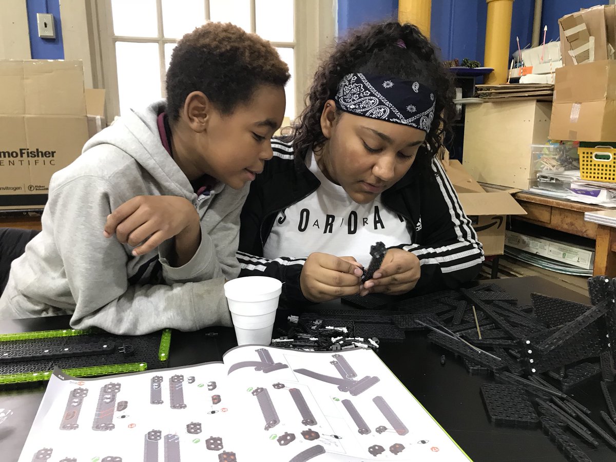 Magnet157's tweet photo. Robotics Club in the Franklin Magnet Makerspace! A cross-grade experience! @NYCSchools @MagnetSchlsMSA #NYCSTEM #makerspace #robotics #engineeringforkids #LotsOfLittlePieces #STEMisFUN #sciencecareers #district14 #PS157 #brooklynstrong https://t.co/Rrf6vXDVT6