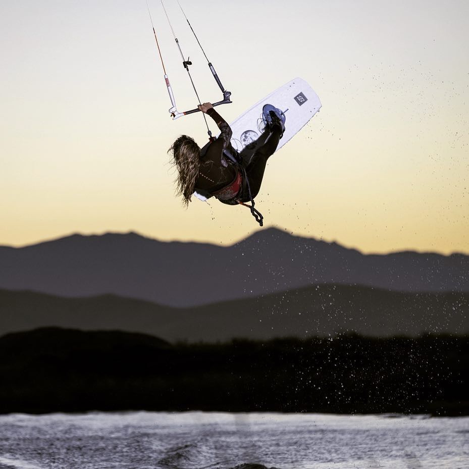 IONactionsports's tweet photo. ::: @colleenjcarroll | New Zealand.
Credit: @tobybromwich
#ionwater #ionaction #trinity #nzl #lastlight #kite #kitboarding https://t.co/wXca731dLx https://t.co/eYgARpnhCW