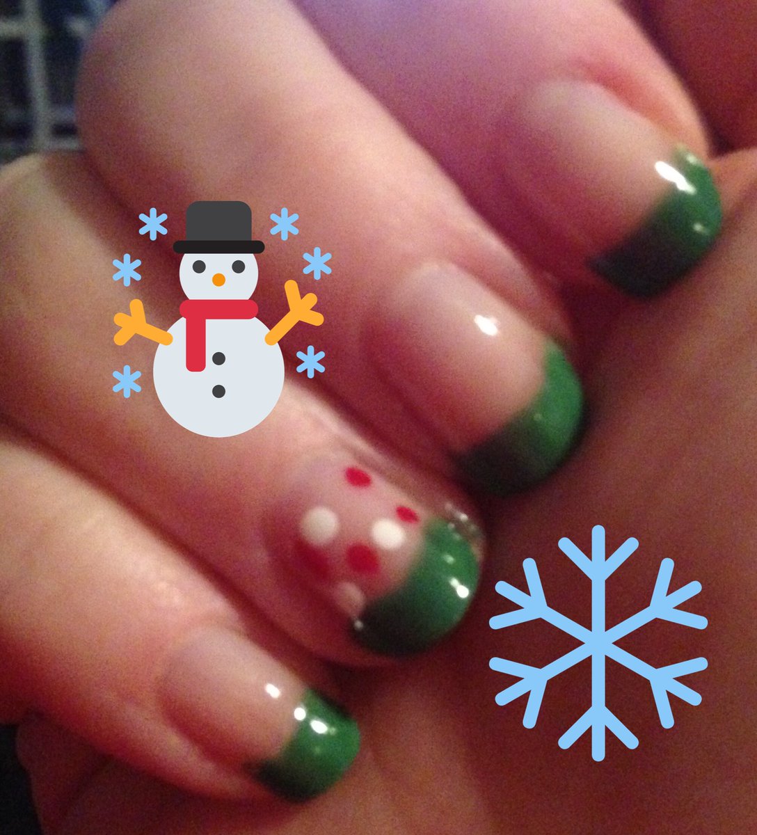 TVansanten's tweet photo. #thisweeksnails #ChristmasNails https://t.co/5ldYB3HPvm