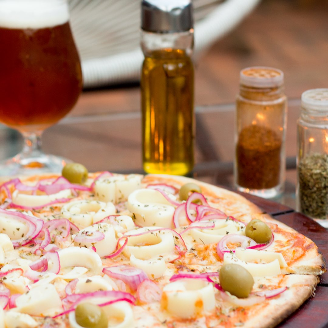 904PizzaBar's tweet photo. Bienvenido sea el finde! 
Nuestra recomendación del día: pizza de palmito y una Amber de @cervezapatagonia.py ❤️ #904 https://t.co/0qMl6qBYKW