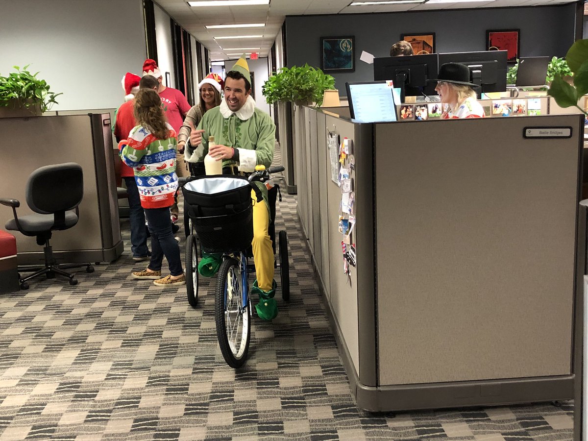 The best way to spread holiday cheer is pouring eggnog for ChiliHeads dear! 🎊