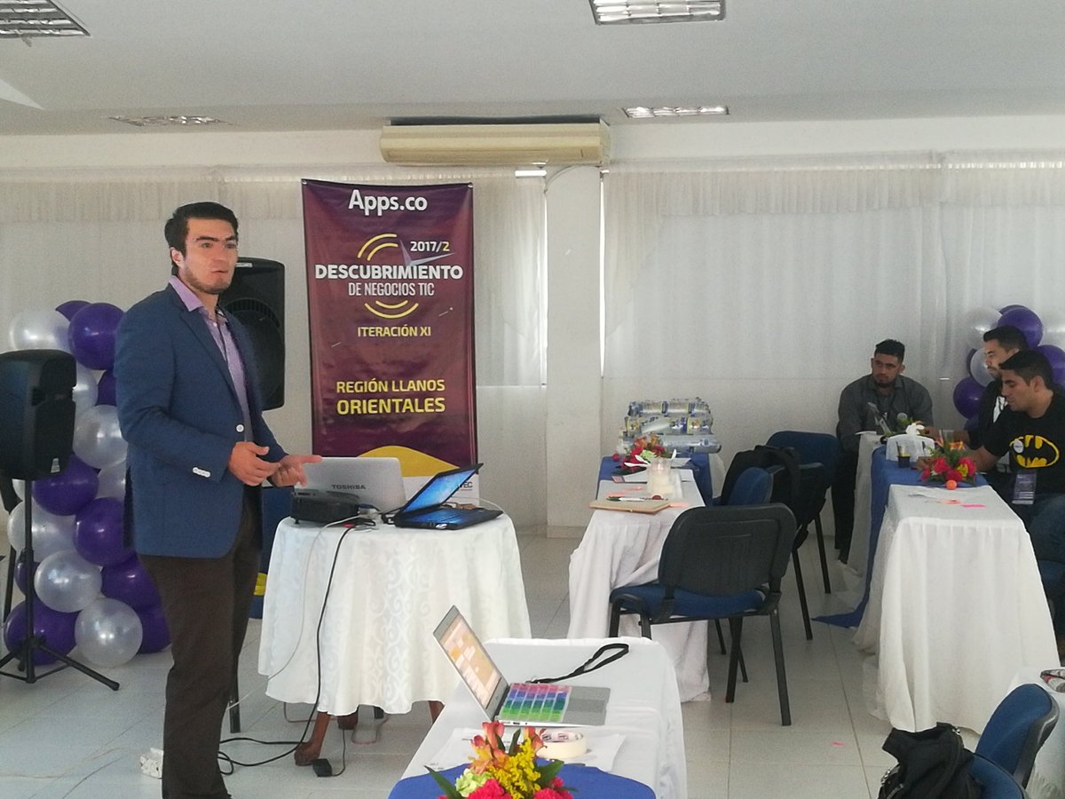 ParquesoftMet's tweet photo. Iniciamos taller de pitch en el workshops weekend @AppsCo nos preparamos para el #RingPitch https://t.co/Evq3ZgJTXV